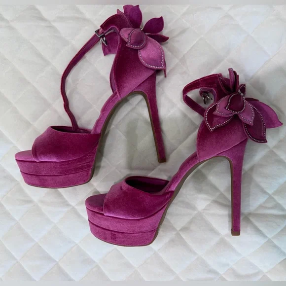 NEW Gianni Bini Karmello Velvet Flower Ankle Strap
Platform Dress Sandals - Picture 8 of 9